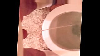 mom in toilet spy peeing