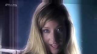 la-jefa-rubia-tetona-quiere-recibir-un-servicio-lesbico-especial-de-su-asistente-personal-morena-caliente