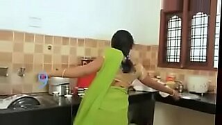 رجل-واخته-يلعبان-حجر-ورق-مقص-والخاسر-ين