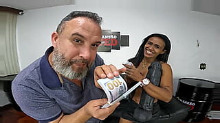 homem-enfiando-o-dedo-na-buceta-e-tocando-punheta