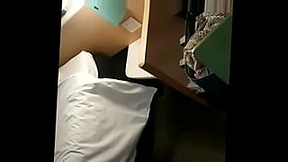 شاب-دخل-على-اخته-اوضتها-حط-زبره-فى-كسها