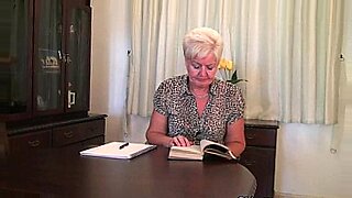 solo-girl-uses-vibrator