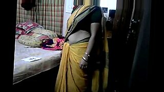 village aunty saree blouse removing