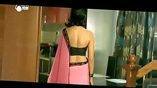 aunty-walking-outdoor-saree