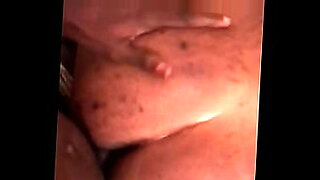naughty-masseur-com-avec-une-valise-dans-une-chambre-alison-tyler-toute-huilee-par-un-coup-de-telephone