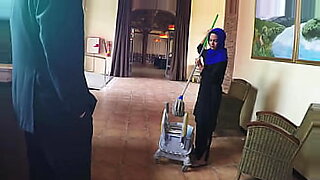 راجل-عربي-ديوث-يجيب-لمراته-رجال-بزب-كبي
