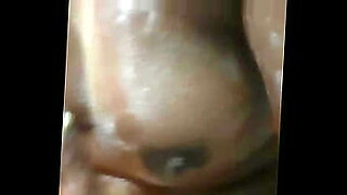 stepson-sneak-on-stepmom-while-bathing