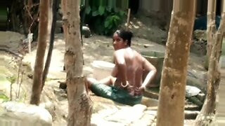 tamil nadu aunty remove saree and bath