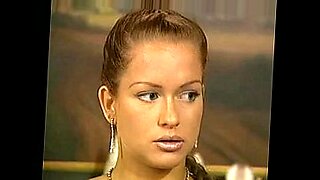 mujer-se-quita-los-calzones-negros-y-selos-da-a-un-joven