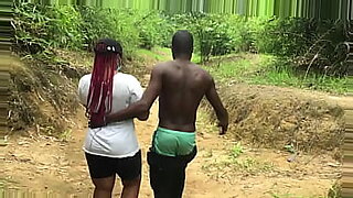 سيكس-عربي-يصور-اخته-عاريه-بدو-و-علمها