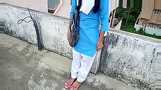 pakistani-college-girl-car