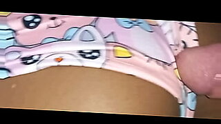 thay-parada-se-exibindo-e-deixando-estranho-fazer-ela-gozar-no-dedo-video-completo