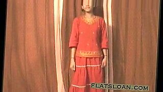 indian-saree-pissing