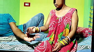 fingering-students-in-class-on-same-desk