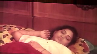 indian-mallu-boobs-chusne