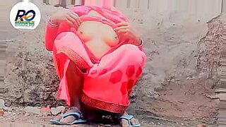 indian kiran ghaziabad aunty lift her saree up to show pussy