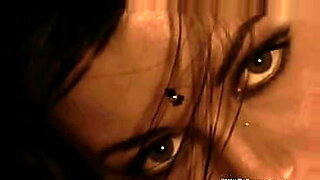 سكس-سحاق-بنت-مراهقة-وامها-على-كسها