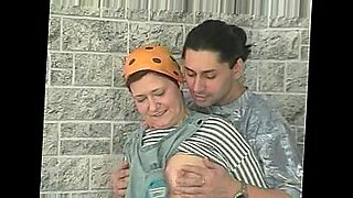 son-help-mother-bye-fotoshooting