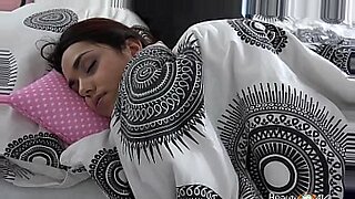 والد-يتجسس-علا-امه-وهية-بل-حمام-مهات-ناض