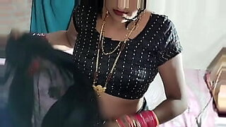 mallu-auntys-seducing-deep-cleavage-melons-in-blouse