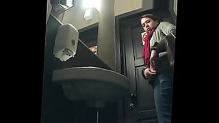 hijab-in-wc-part2-colmek