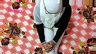 صغيرة-مع-قطة-صغيرة