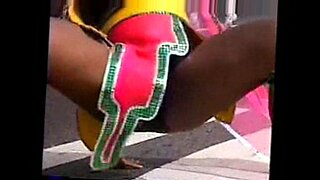 වයිට්ගේ-තනෙන්-කිරි-බීම-හො