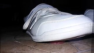 shoe-in-pussy