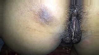 قلقلک-کف-پاهای-دختر-برده-به-دست-میسترس