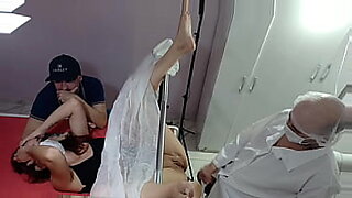 une-femme-vas-pour-suivre-son-ga-dans-la-douche