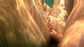 rubbing-clit-while-eating-pussy
