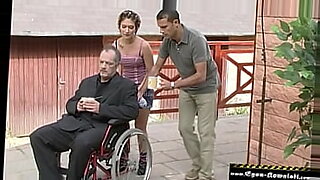 اب-بينيك-بتوا-وهى-نايمه