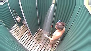 dasi-bano-showering