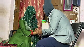 bus-mein-ladki-ko-pela