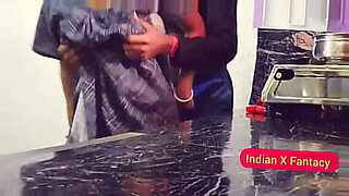 छोटी-बहन-के-साथ-फ्रेंड-भी-म
