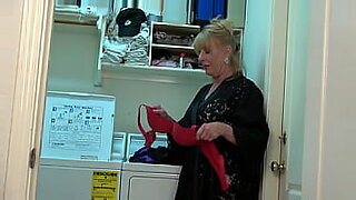 hot-blonde-getting-creampied-from-behind-while-doing-dishes