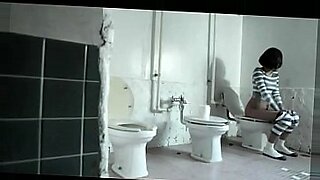 mengintai-dalam-tandas