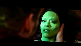 girl-lets-alien-spider-jump-on-her-face