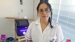 hijastro-le-ase-masaje-a-madrastra-la-terminacion-follando